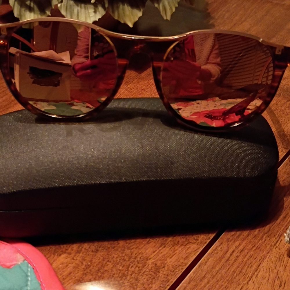 Revo Tortoiseshell Sunglasses with Brown Mirrored Lenses Polarized - Picture 4 of 7